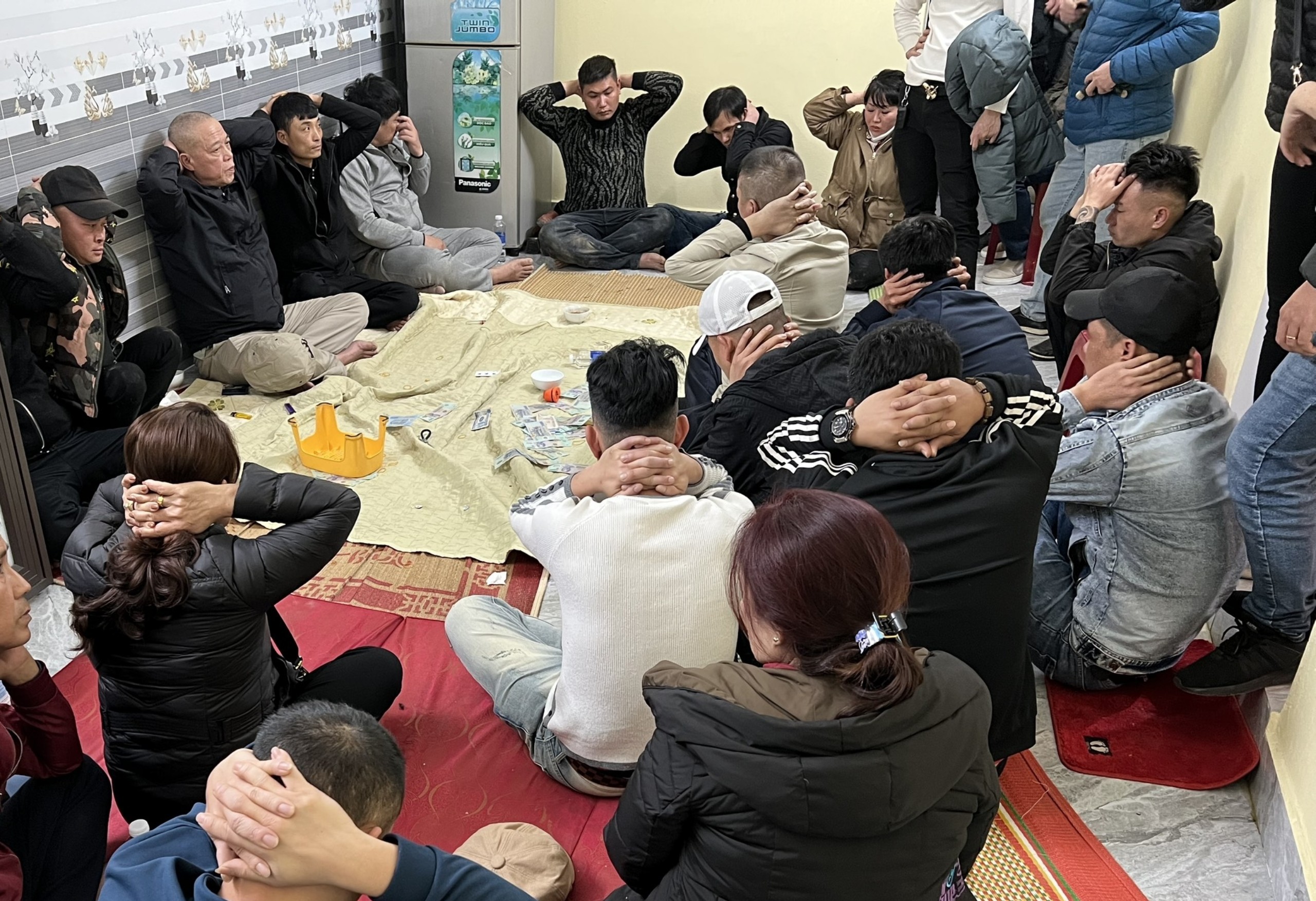 Phòng Cảnh sát hình sự - CATP: Tạm giữ hình sự 21 đối tượng tổ chức đánh bạc, đánh bạc tại xã Hoa Động, Thuỷ Nguyên